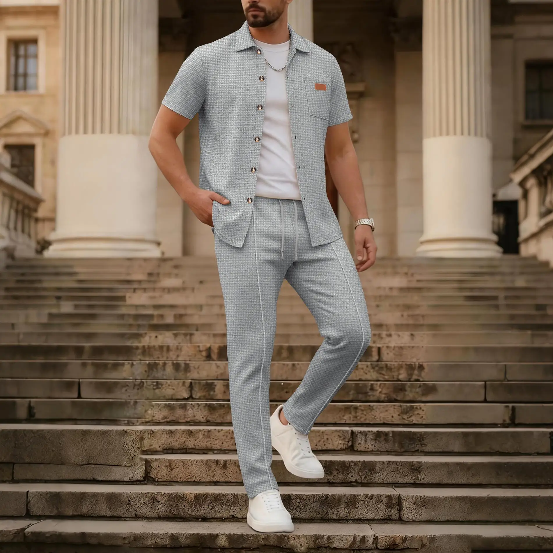 

Новый летний комплект из двух предметов: модная рубашка с коротким рукавом, карманом и воротником на пуговицах, а также брюки. Дышащая повседневная одежда для молодых мужчин.