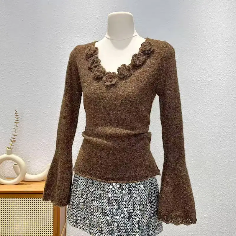 Maglione lavorato a maglia sottile solido con maniche lunghe svasate vintage con applicazioni di fiori di rosa Top da donna autunno primavera dolce maglieria solida