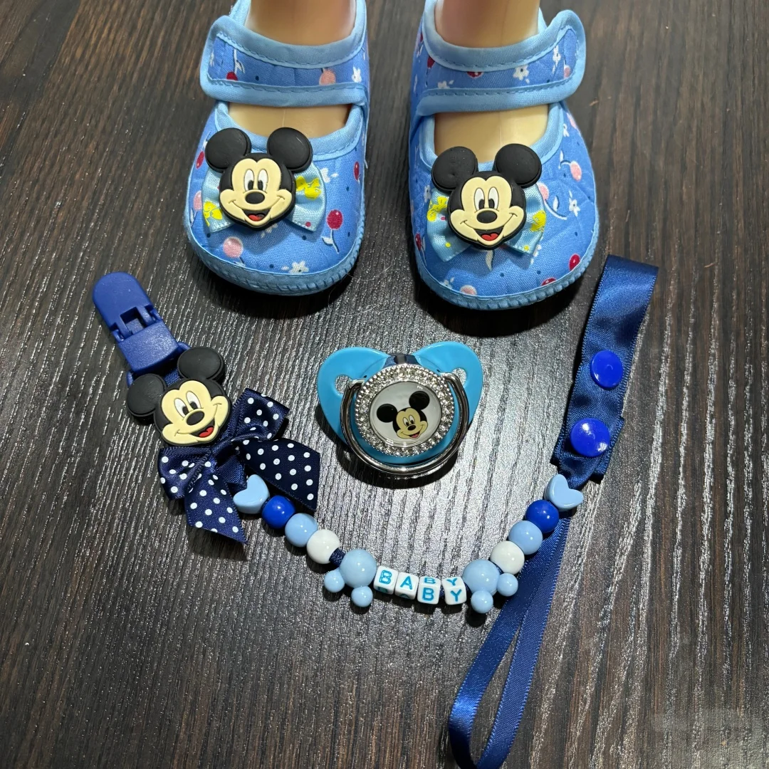 

Adorable baby set with chains and newborn shoes cute pacifier practical baby party gift Popular gifts for newborns 0-8M