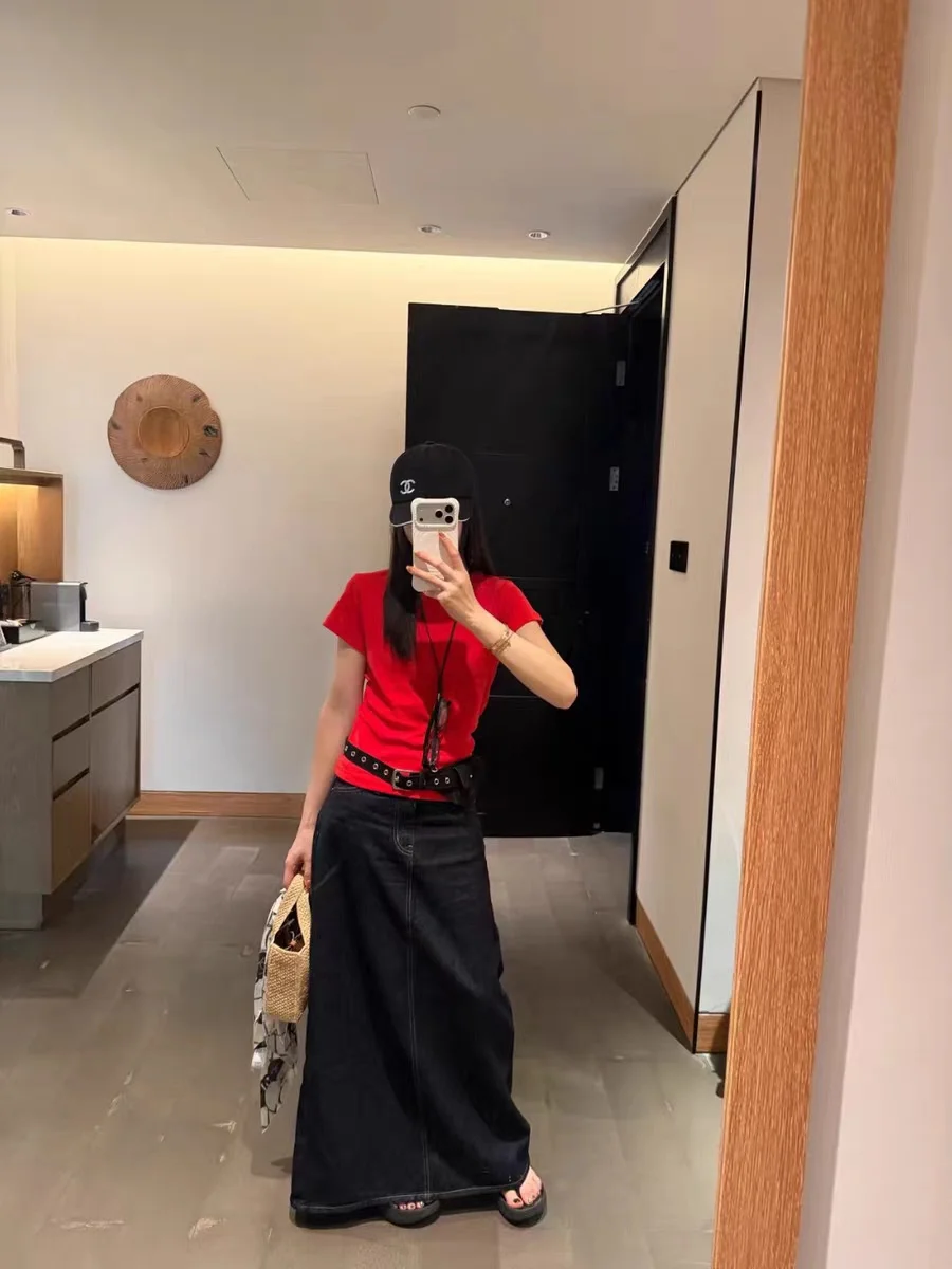 

Весенний комплект 2026: Женская приталенная футболка с коротким рукавом и джинсовая юбка с высокой талией. Модный повседневный офисный стиль East Gate.