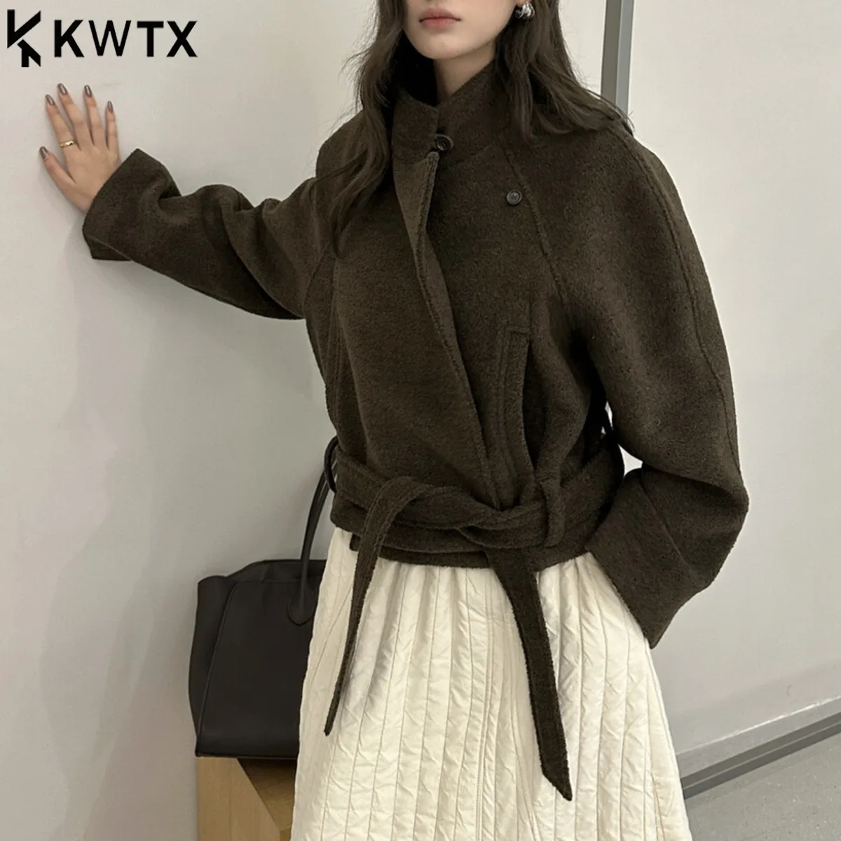 

KWTX женское короткое пальто из 100% шерсти, однотонное, воротник-стойка, одна пуговица, карманы с поясом, дизайнерское повседневное шикарное осенне-зимнее новое пальто