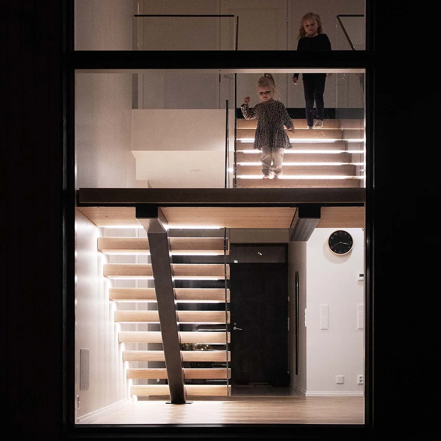 التخصيص رائجة البيع الطراز الحديث المعادن الصلب الخشب الدرج عالية الجودة التجارية الدرج الزجاج المقسى الدرابزين الدرج