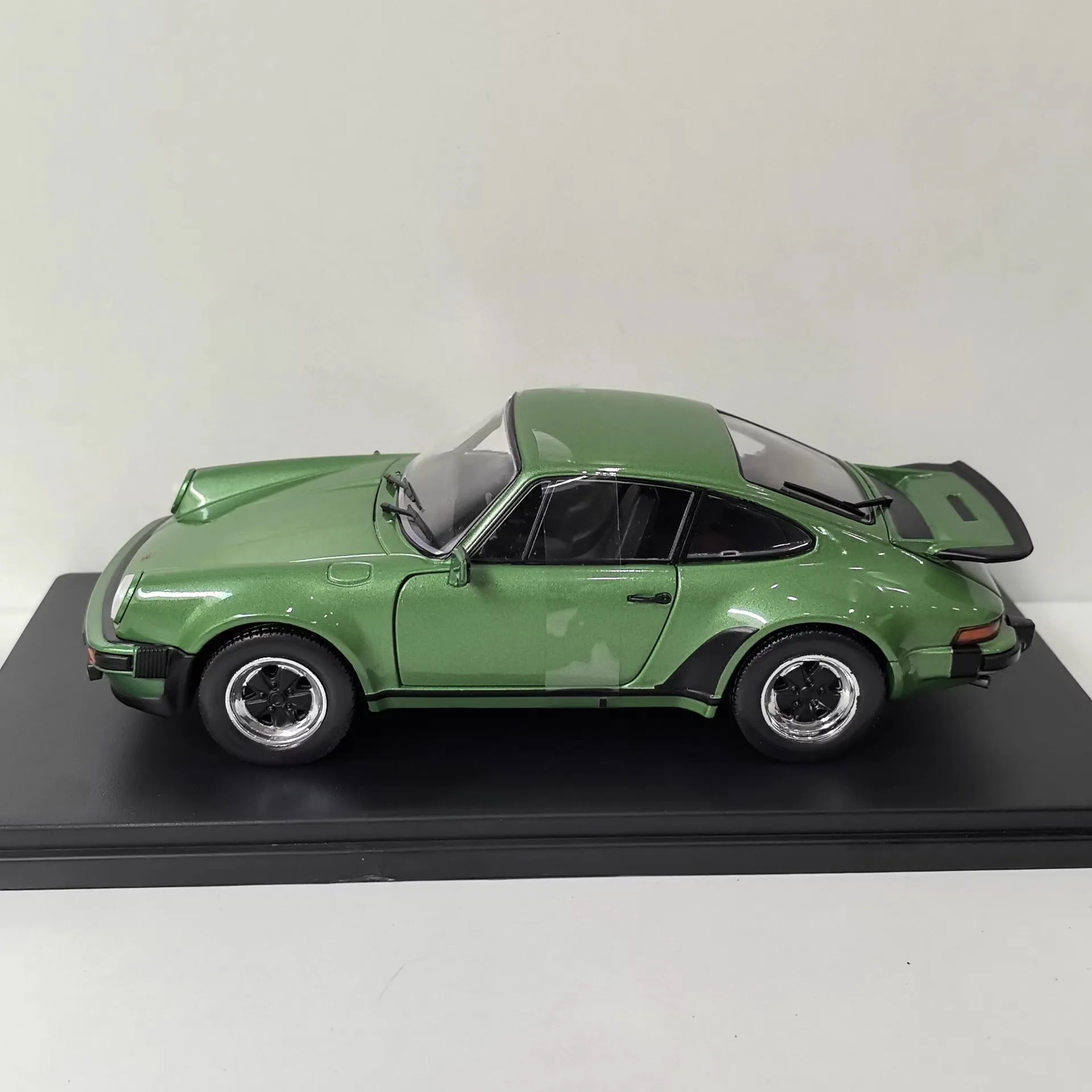 Diecast WHITEBOX 1/24 Scale 911 TURBO 930 Alloy Bus Model