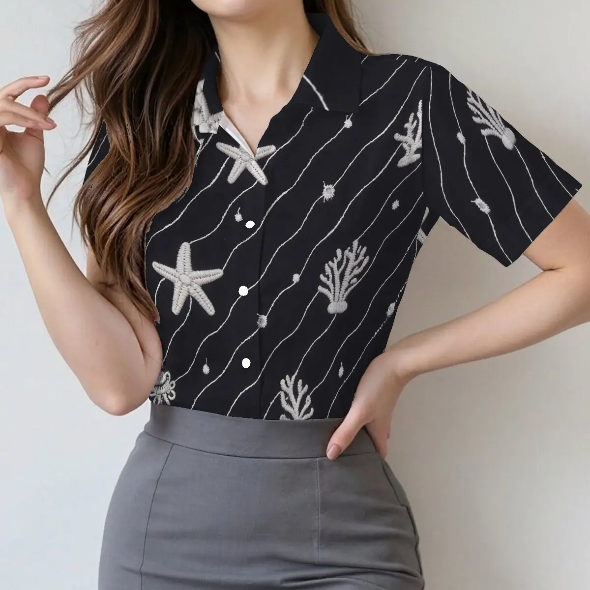 

Летняя женская рубашка с коротким рукавом, украшенная элементами в виде морских звезд и кораллов, креативная, привлекательная, модная и омолаживающая.