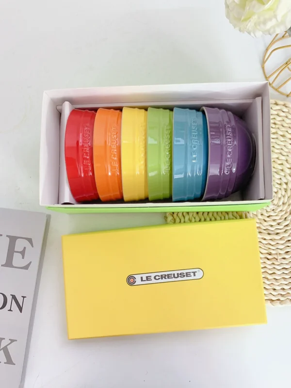 クールカラー-le-creuset-ウェディングギフト-フェスティバル-セラミックアンダーグレーズ食器セット-プレート-カップ-マカロンスタイル-フランスの職人技