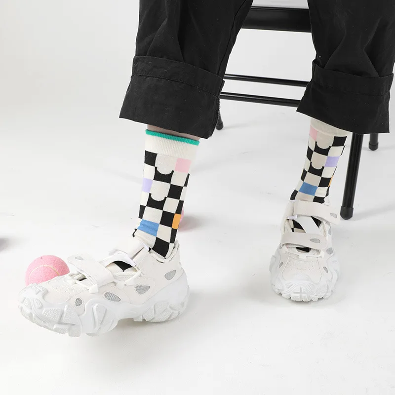 Chaussettes Hip Hop Harajuku pour femmes, chaussettes créatives amusantes pour dames, chaussettes de dessin animé, chaussettes à carreaux en coton de style britannique pour filles, offre spéciale