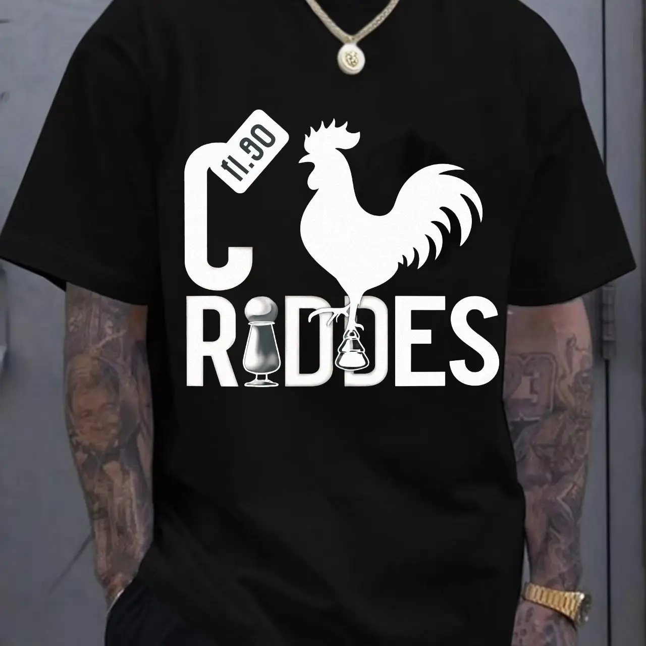 تي شيرت أبيض برقبة دائرية مع صورة ظلية لقطعة شطرنج الديك ورسومات 'CRDDS' - تي شيرت كاجوال بسيط عالي التباين لـ S العصرية #1