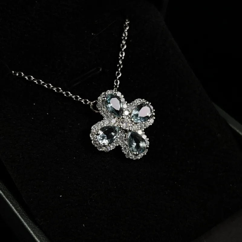 

Летнее маленькое свежее ожерелье с аквамарином и четырьмя листами клевера, маленькое сладкое картофельное ожерелье, хит продаж, темперамент, универсальная ключица