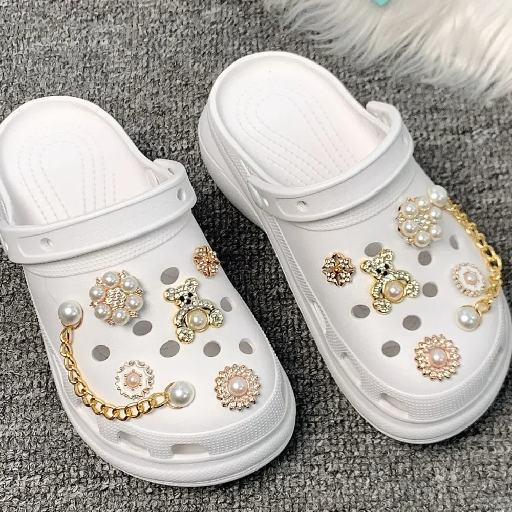 Модные подвески для обуви с золотым медведем для Crocs, цепочки со стразами, садовые сандалии с жемчугом для девочек, украшения, сабо, булавки, аксессуары для тапочек