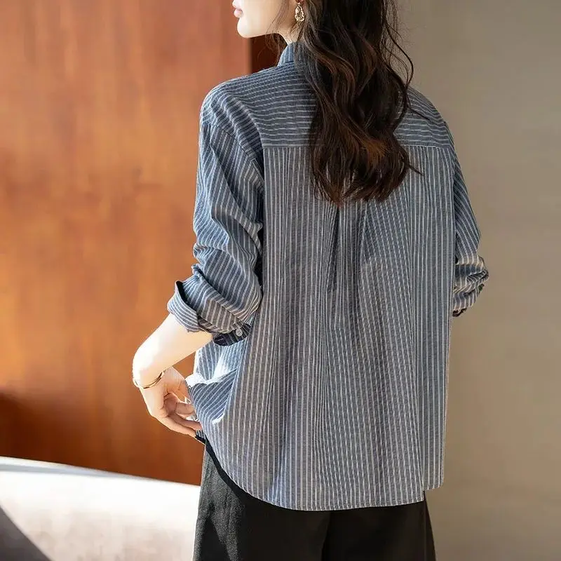 เสื้อเชิ้ตแขนยาวลายทางสำหรับผู้หญิงไซส์ใหญ่ สไตล์ลำลองสำหรับฤดูใบไม้ผลิและฤดูใบไม้ร่วง เหมาะสำหรับใส่ไปทำงาน ทรงหลวม ดีไซน์ทันสมัย เสื้อผ้าแฟชั่นสำหรับผู้หญิง