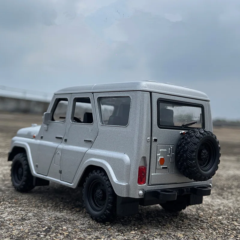 1/18 UAZ Hunter Alloy Car Model Diecasts Metal Off-road Vehicles Car Model Simulation Sound Light Collection Childrens Toys Gift