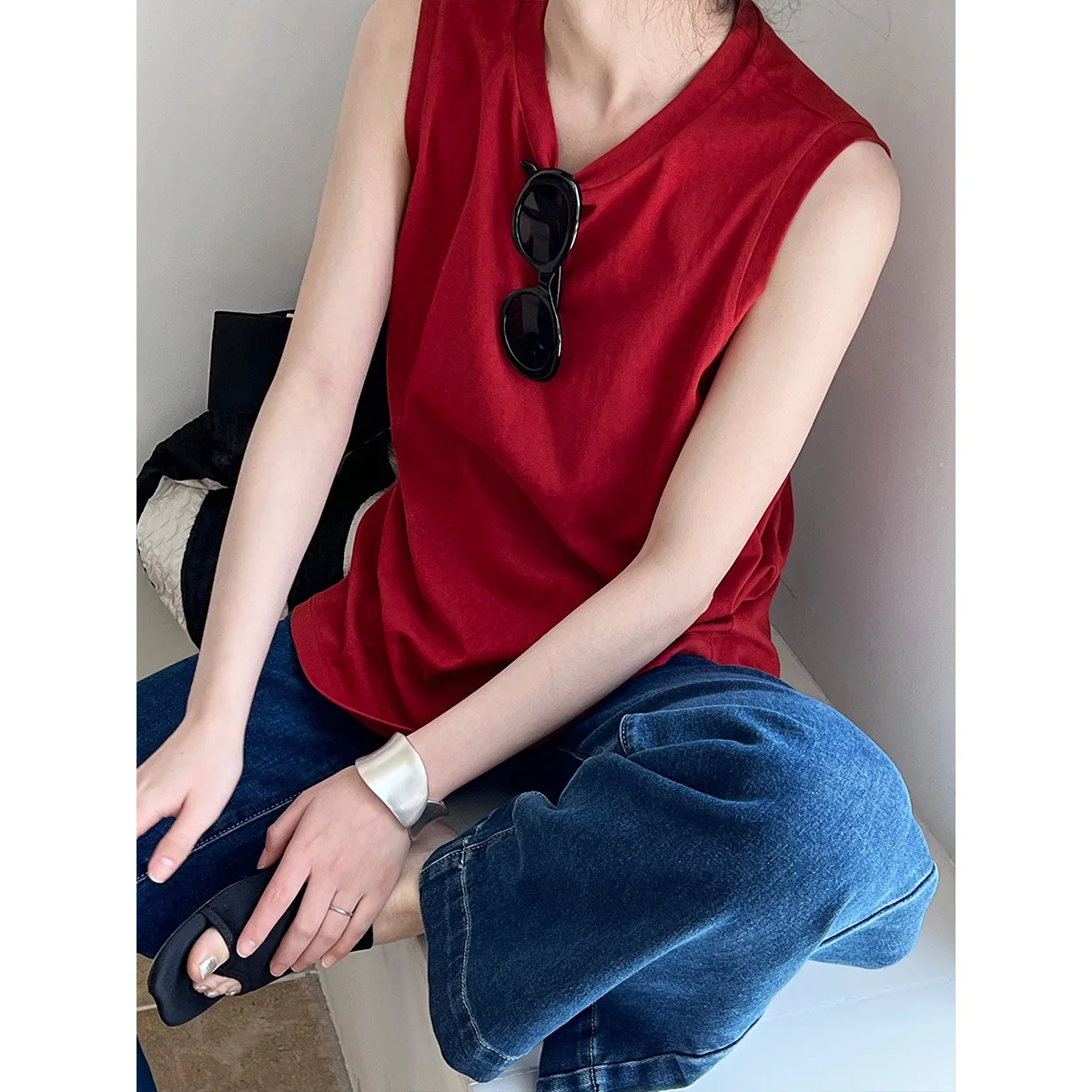 

Casual Light and Thin Cool Red Instagram Sleeveless Tank Top for Women's Summer 2025 New Minimalist Suspender 2609