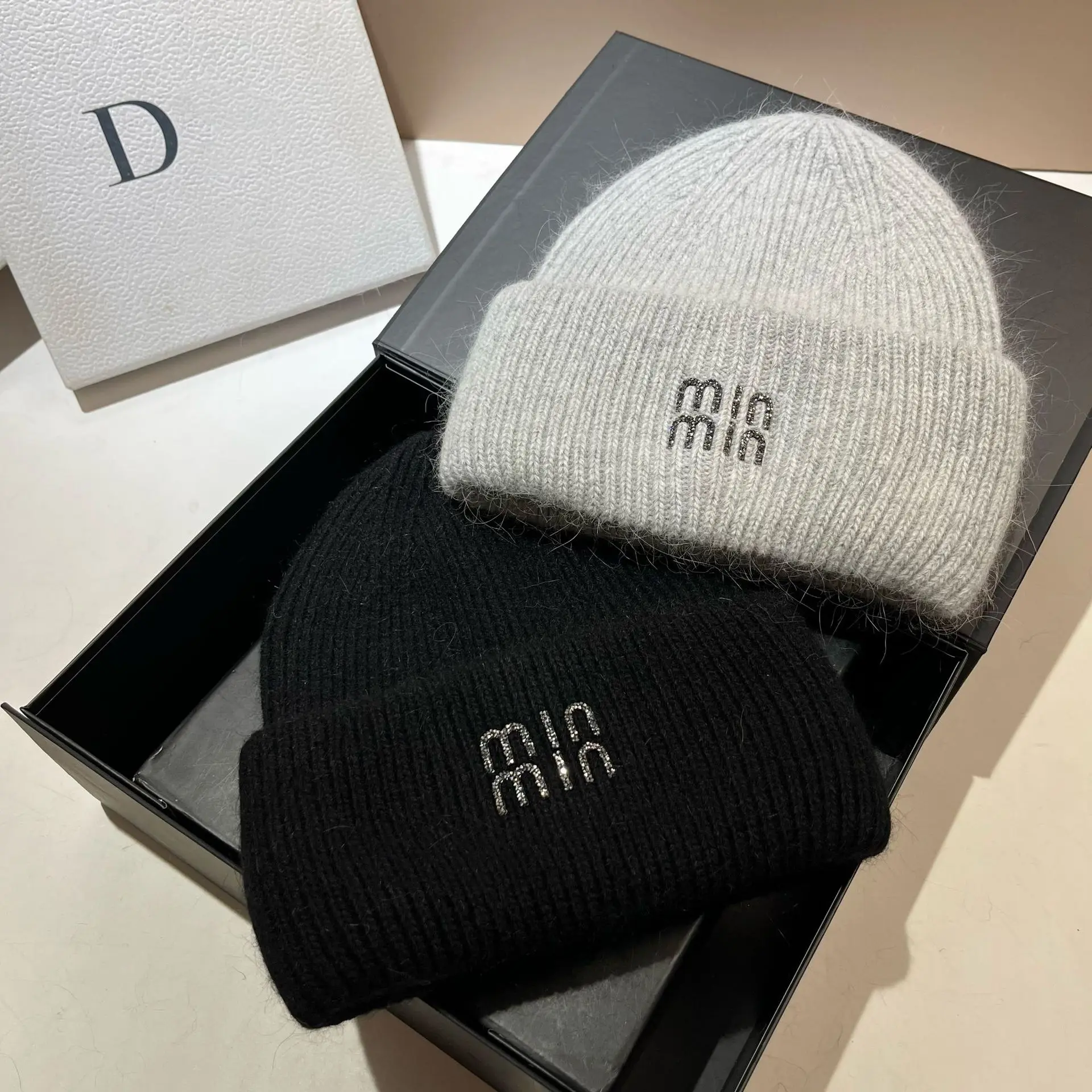 

Luxury Rhinestone Letter Knitted Hat Women Real Rabbit Fur Wool Skullies Cap Men Fashion Brand Winter Warm Bonnet Beaanies