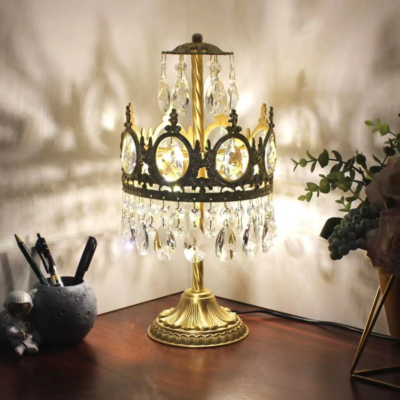 

Brass medieval European table lamp bedroom bedside table lamp