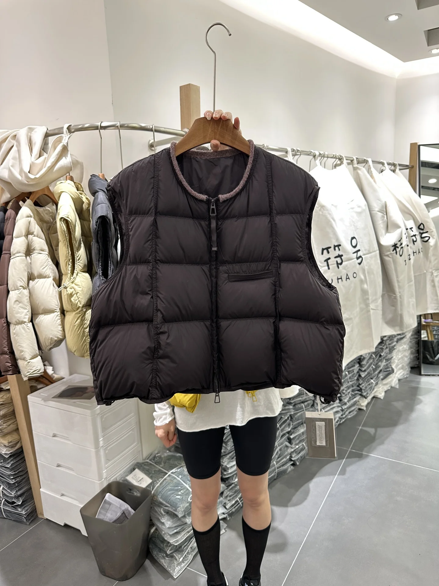 

Элегантный повседневный женский пуховый жилет-пуховик свободного кроя: универсальный, модный и практичный, новинка осенне-зимнего сезона