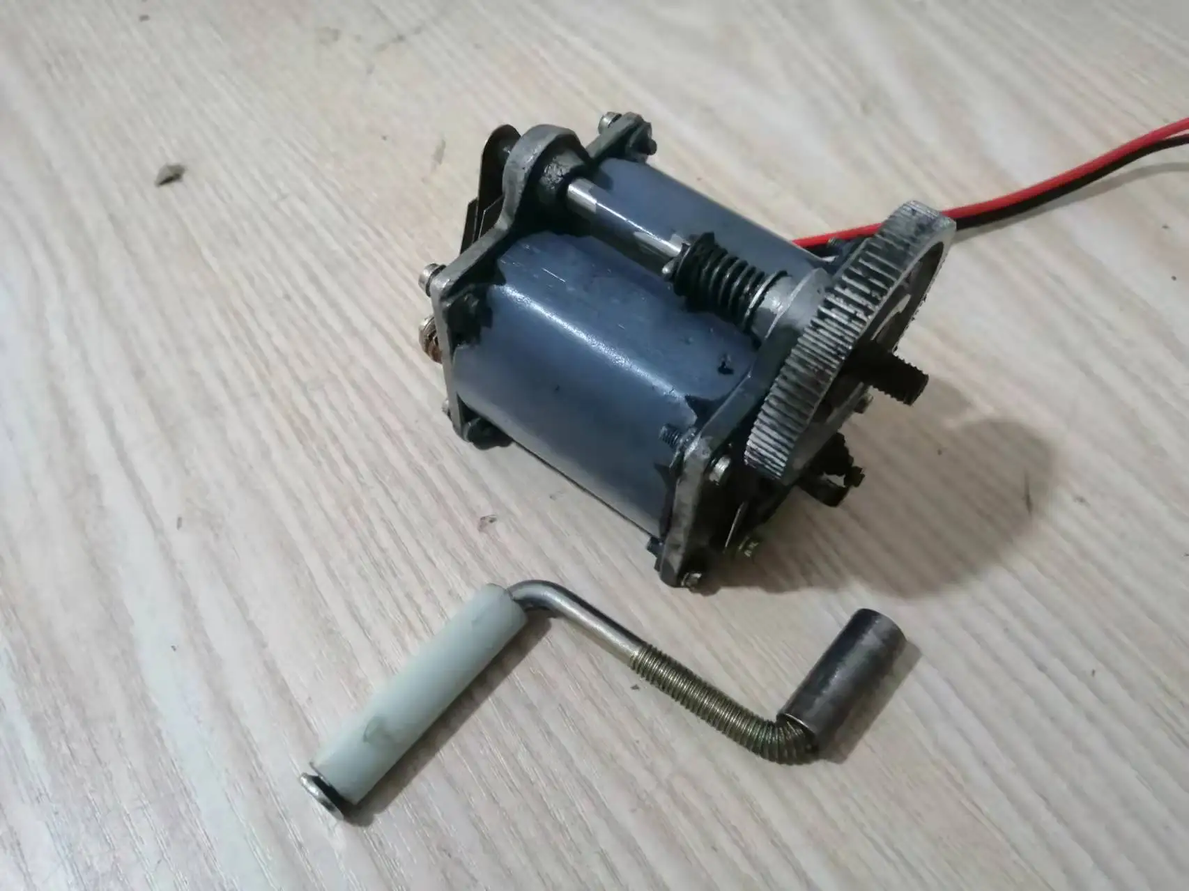 Old-fashioned magnet phone generator hand-cranked alternator 220v 80w speed increase gearbox diy