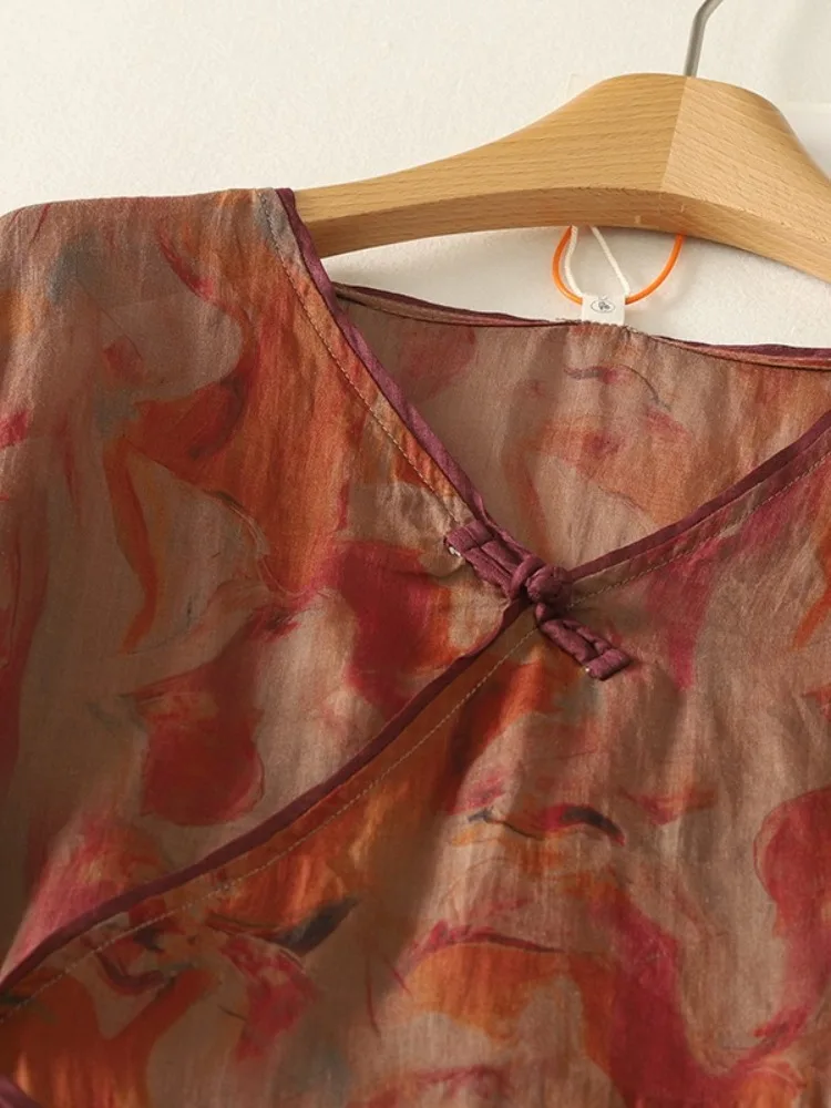 Długa lniana spódnica damska w retro kwiatowy wzór, z wysokim stanem, paskiem, pełna, rozkloszowana, z dekoltem w serek, regularna, w kształcie litery A.