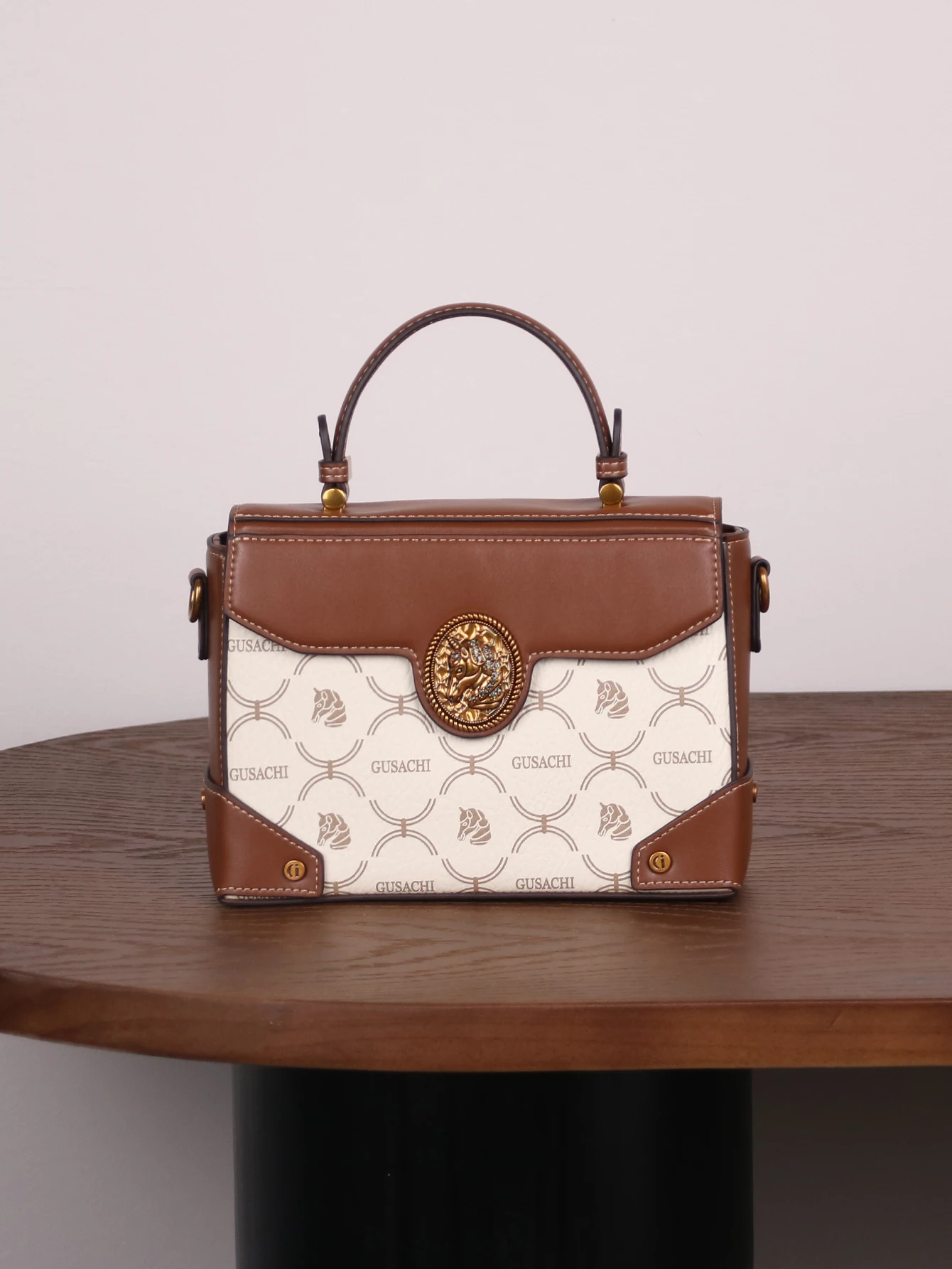 

2025 новая осенне-зимняя контрастная маленькая коробка в стиле ретро, модная сумка с замком для тяжелой промышленности, легкий роскошный пригородный через плечо-мессенджер