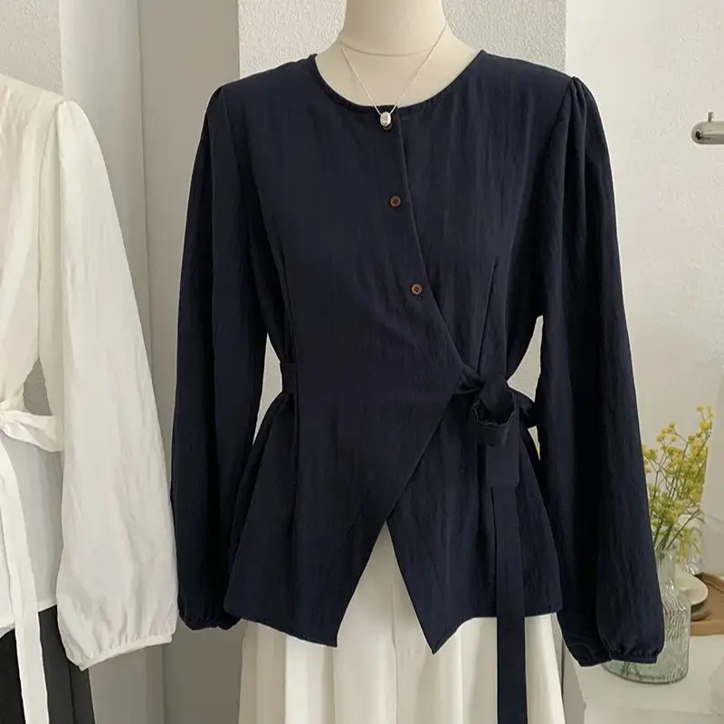 Camicia da donna asimmetrica con lacci Manica lunga Designer Vestibilità ampia Tinta unita Top Monopetto alla moda Abbigliamento da ufficio per l'inizio dell'autunno