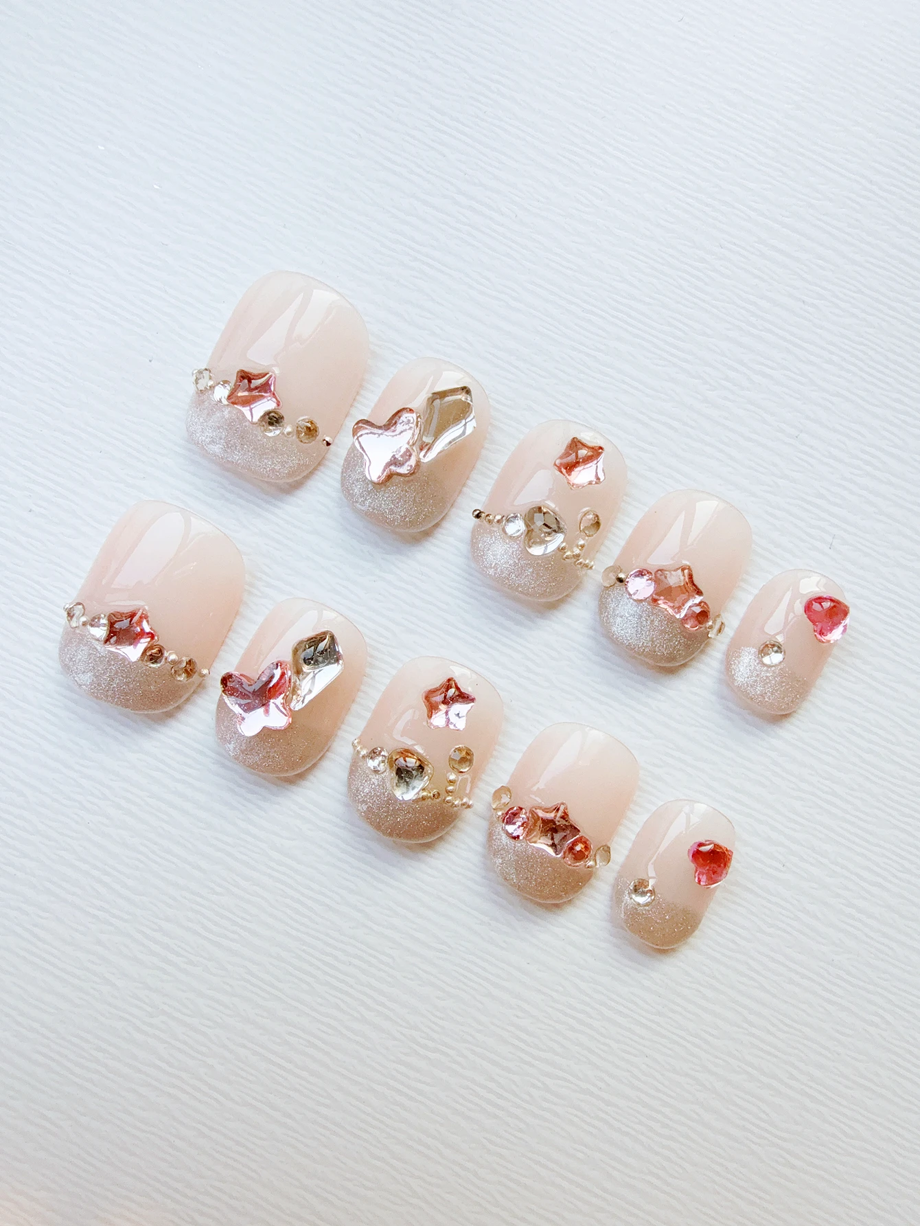 10 Stück High-End-Rosa ist eine handgefertigte künstliche Nägel im Katzenauge, leichter, luxuriöser, kurzer, temperamentvoller, weißer weiblicher Nageldekorationspatch