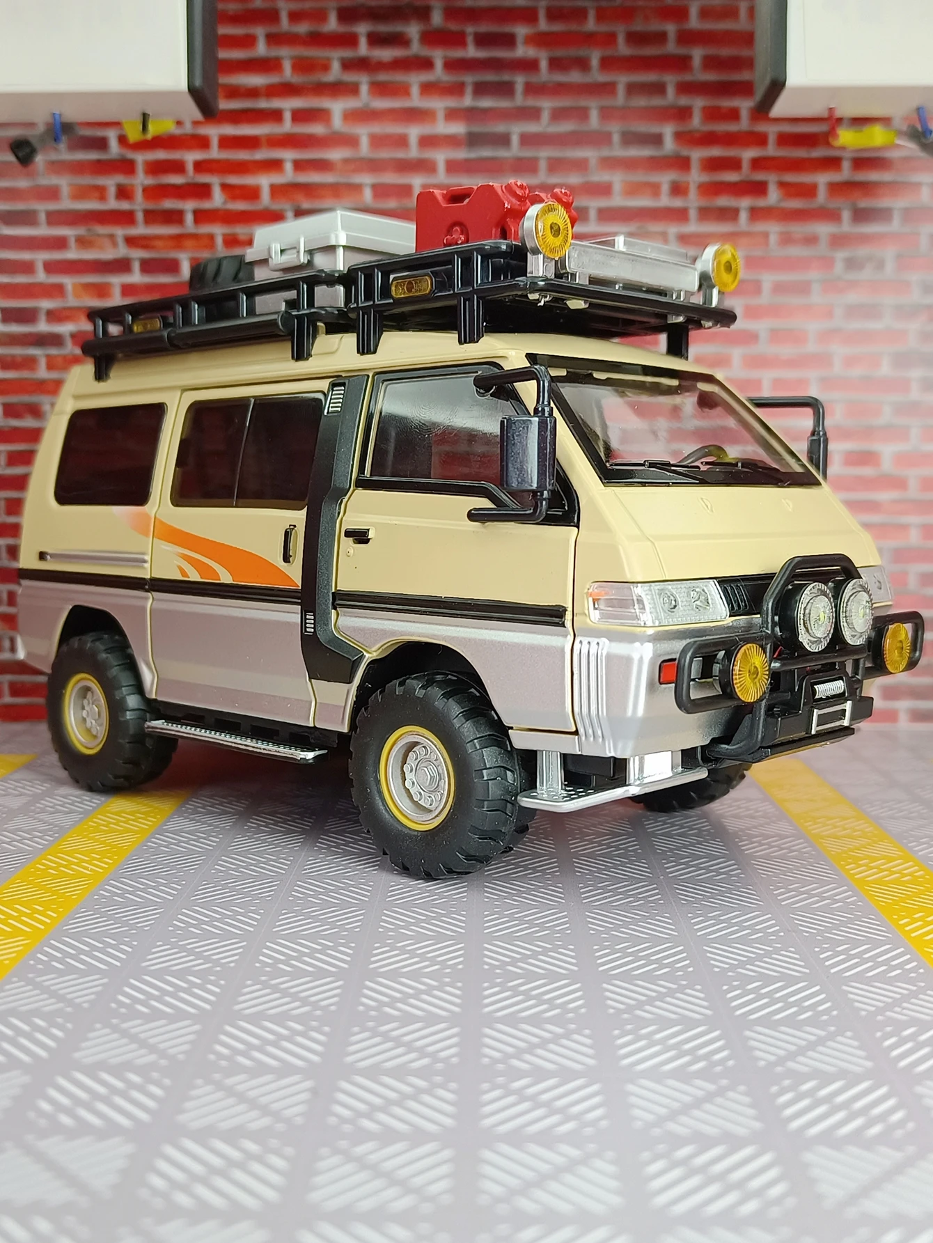 

1:24 Delica outdoor camping RV alloy car model ornament van boy sound and light toy with rich details, fine workmanship