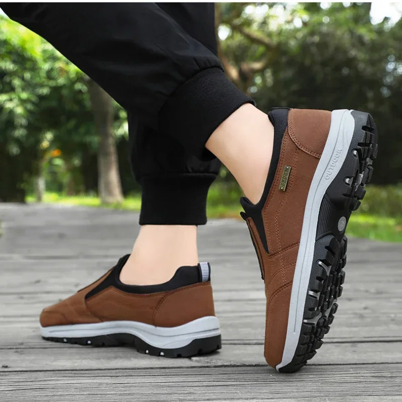 Buty outdoorowe Mężczyźni Trampki Sping Slip On Casual Men Shoes Oddychające zamszowe buty antypoślizgowe Buty do chodzenia Gorąca sprzedaż Obuwie