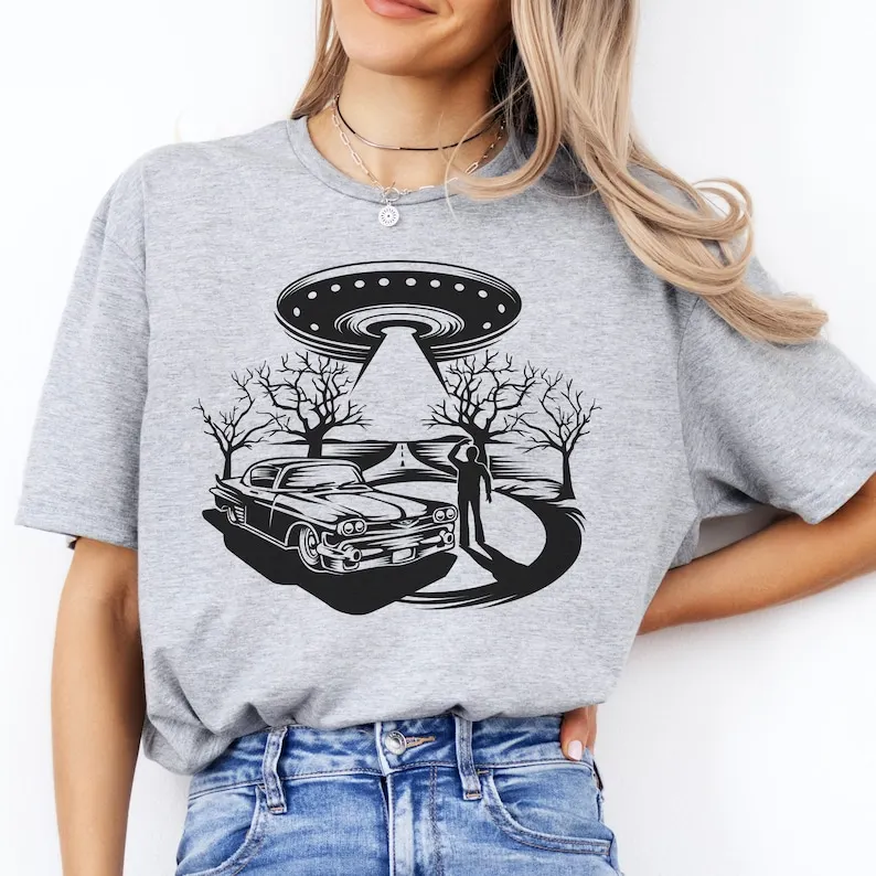 

Vintage Style UFO Tee, Sci Fi T-Shirt, Retro Vibes, Alien Shirt, Supernatural, Spaceship Tee, Flying Saucer Shirt, Unisex T-Shir