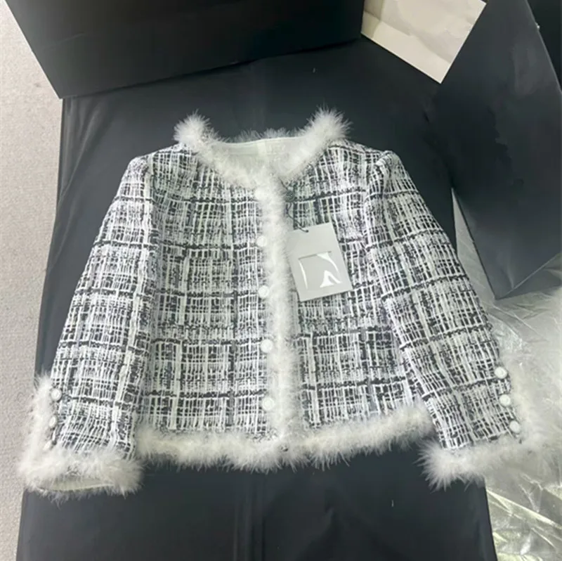 

New Winter 2025 styles of European and American women's clothing Three-quarter sleeves Single-row buckles furry edges Tweed coat