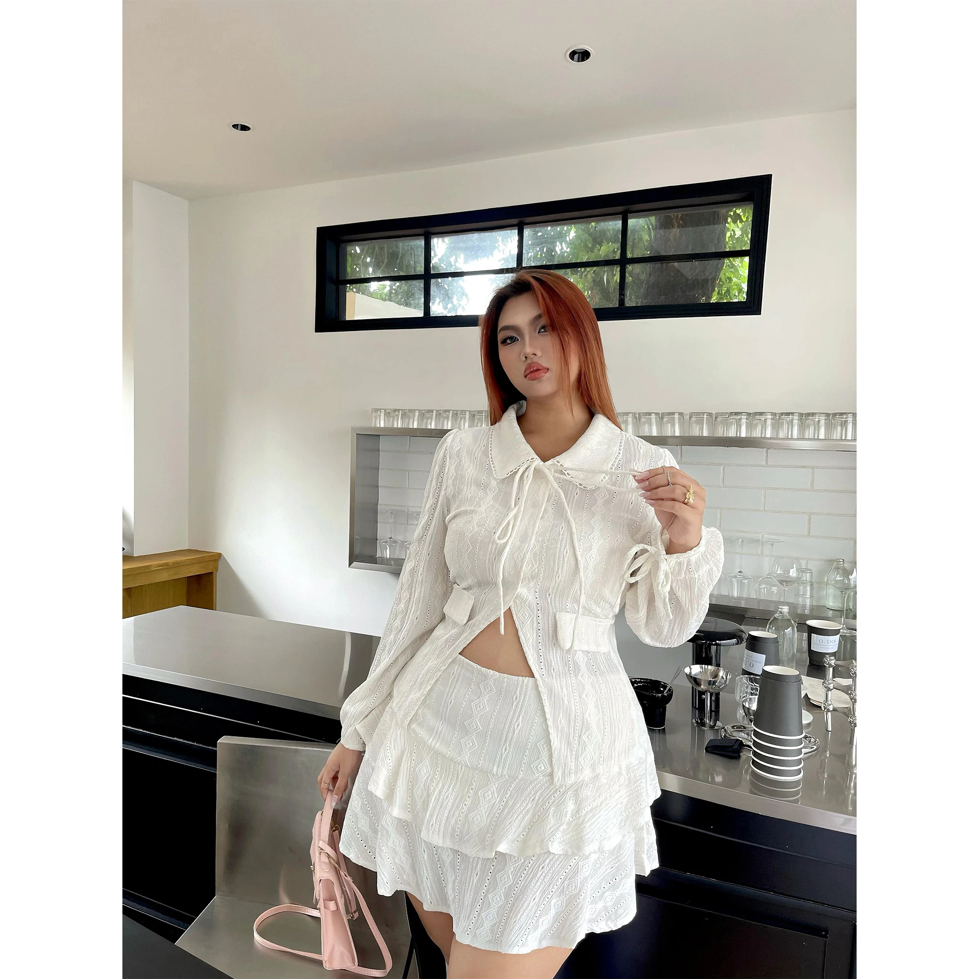 Camicia da donna con colletto alla Peter Pan a maniche lunghe slim di grandi dimensioni per l'inizio dell'autunno, elegante gonna corta bianca sexy cava versatile