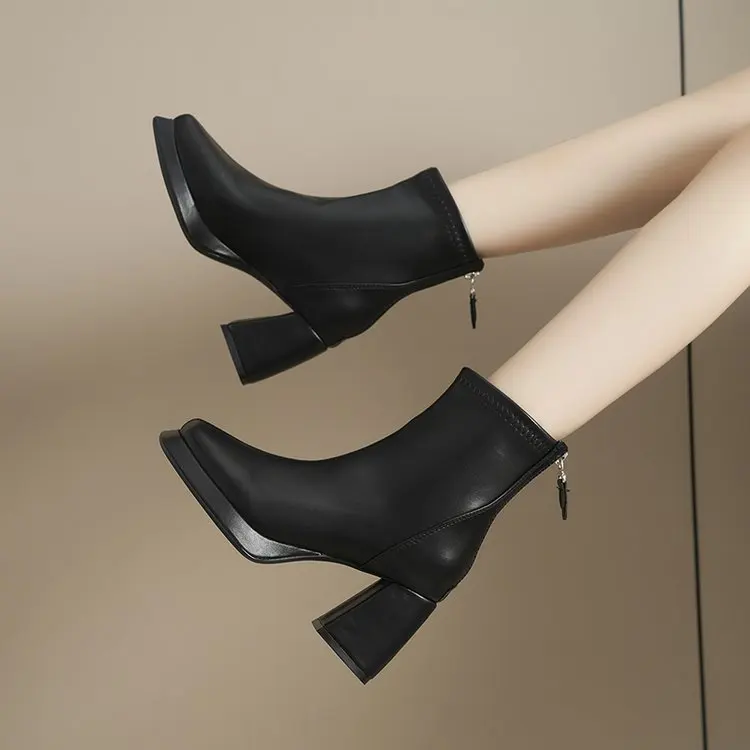 Damen Plateau-Stiefeletten mit eckiger Spitze, Reißverschluss hinten und Blockabsatz – Modische kurze Stiefel – Detail 5