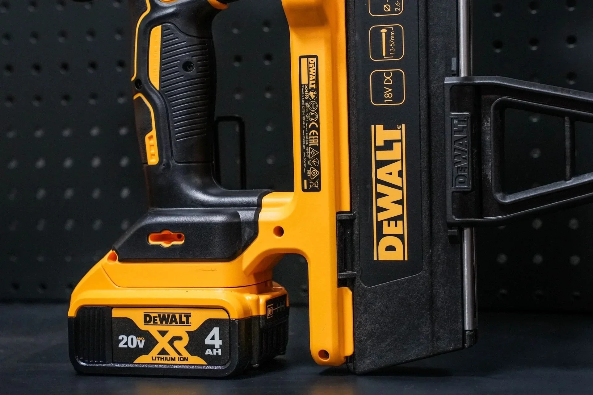 New DEWALT brushless high-performance cordless 20V lithium-ion high-speed concrete nail gun DCN890 nail gun Body Only