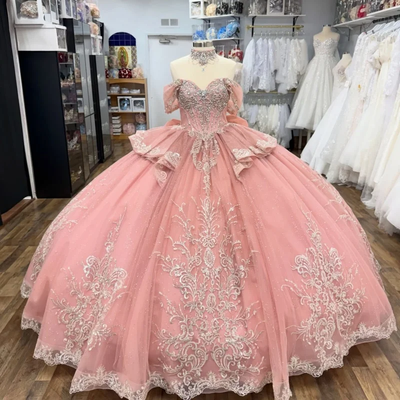 

Блестящие розовые платья для квинсеаньеры с открытыми плечами, серебристым глиттером, длинным шлейфом и бантом, Vestido 15 Quinceanera, на заказ
