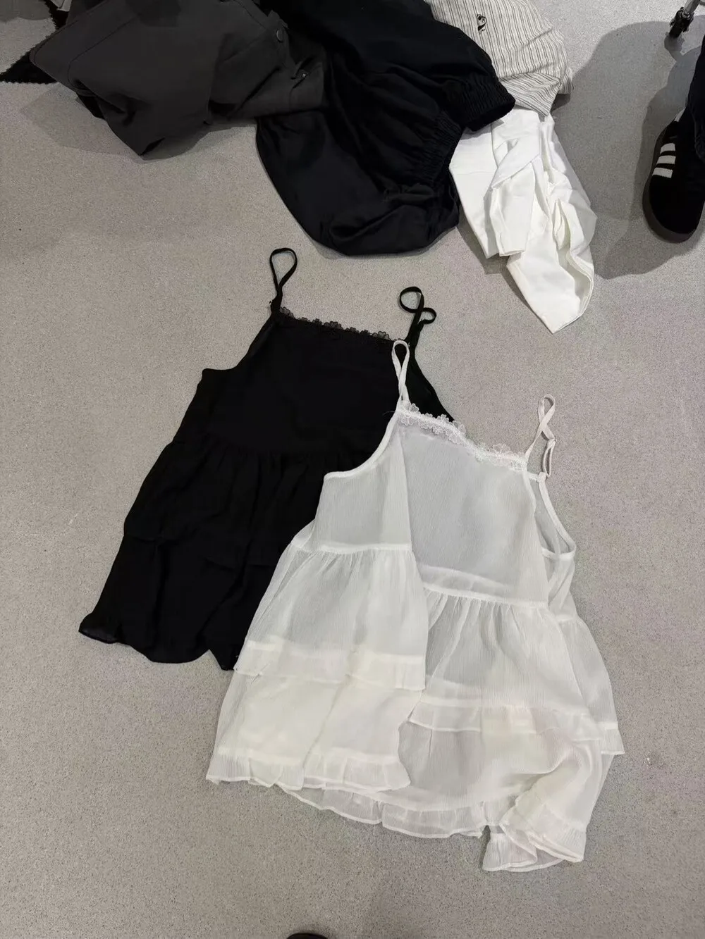 

Летний модный топ Lilian Seven Meter в корейском стиле с рюшами, без рукавов, на бретелях, универсальная короткая рубашка с V-образным вырезом, дышащая, приятная к телу