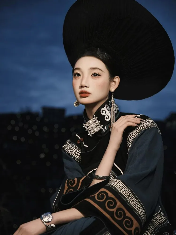 

The dark green female performance dress has a cold and refreshing cotton-linen top long skirt