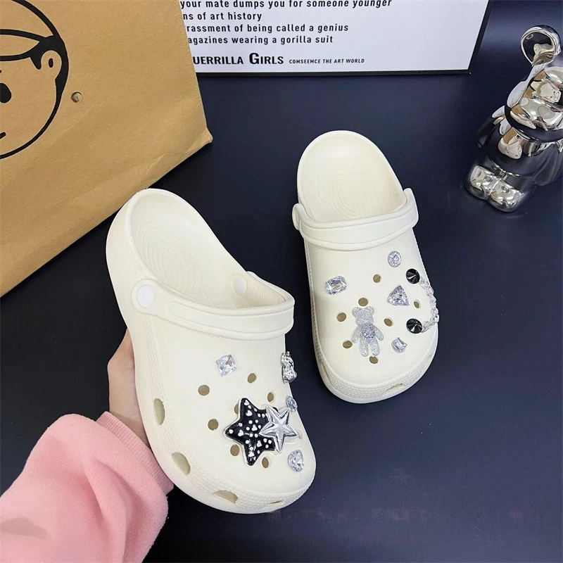 Fashionable shoe accessory set, made of metal, with a shoe chain clasp, removable, suitable for sandals and flip-flops.