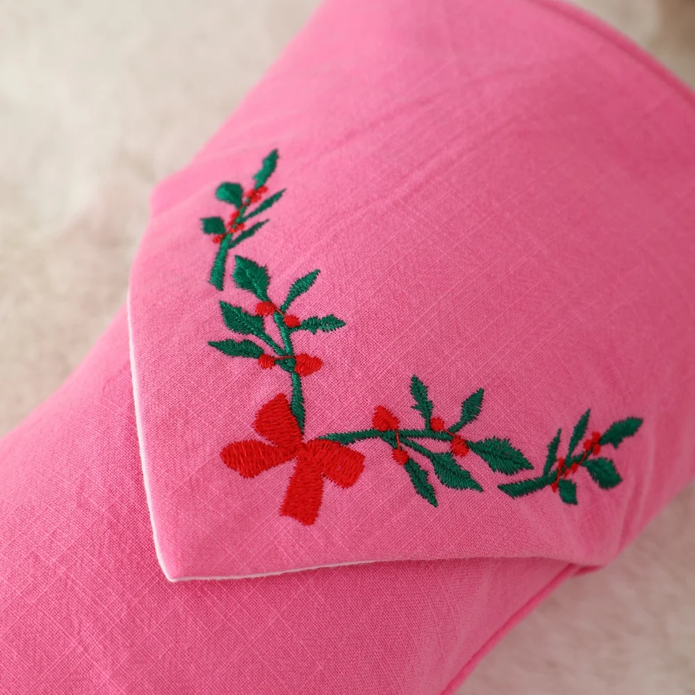 Weihnachtsstrumpf mit gestickten grünen Blättern und roter Schleife, bunter Baumwoll-Leinen-Strumpf mit dreieckiger Manschette für den Kamin. – Detail 2