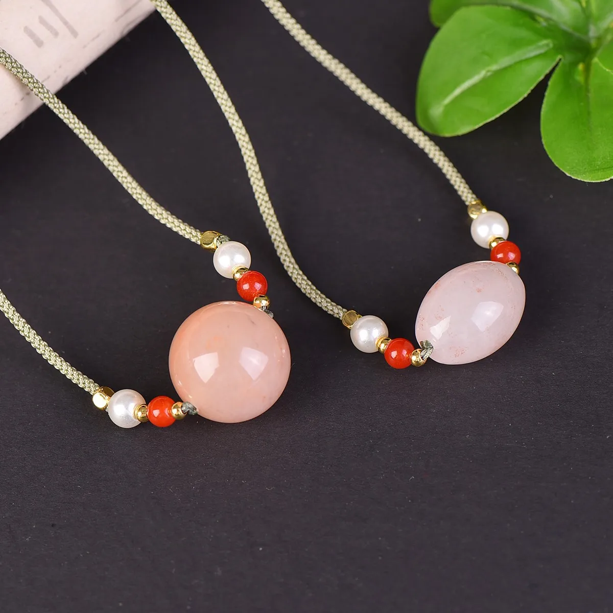 

Золотистое шелковое нефритовое ожерелье с подвеской в виде цветка персика, круглые бусины, натуральный кулон, универсальное женское украшение.