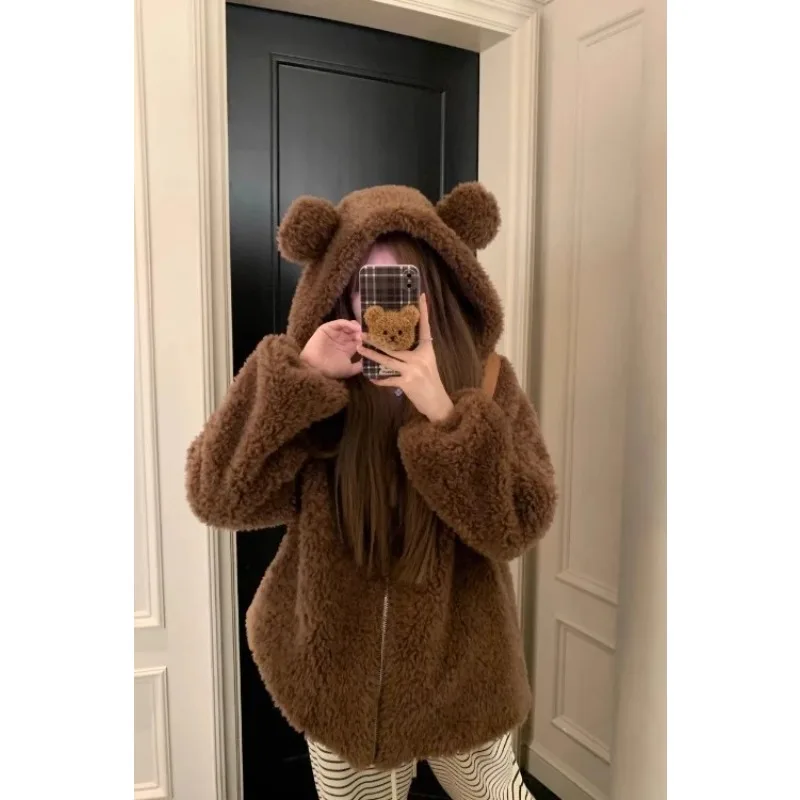 新しい秋冬のゆったりとしたフード付き厚手の暖かいプラッシュトップラムズウールコート女性用