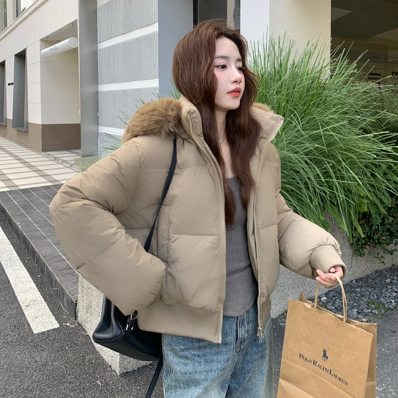 เสื้อแจ็คเก็ตบุขนสั้นแฟชั่นฤดูหนาว คอปกขนสัตว์ เสื้อโค้ทผ้าฝ้ายผู้หญิง คอตั้ง สีพื้น เสื้อพาร์กาพองๆ สไตล์หวาน เข้าได้กับทุกชุด