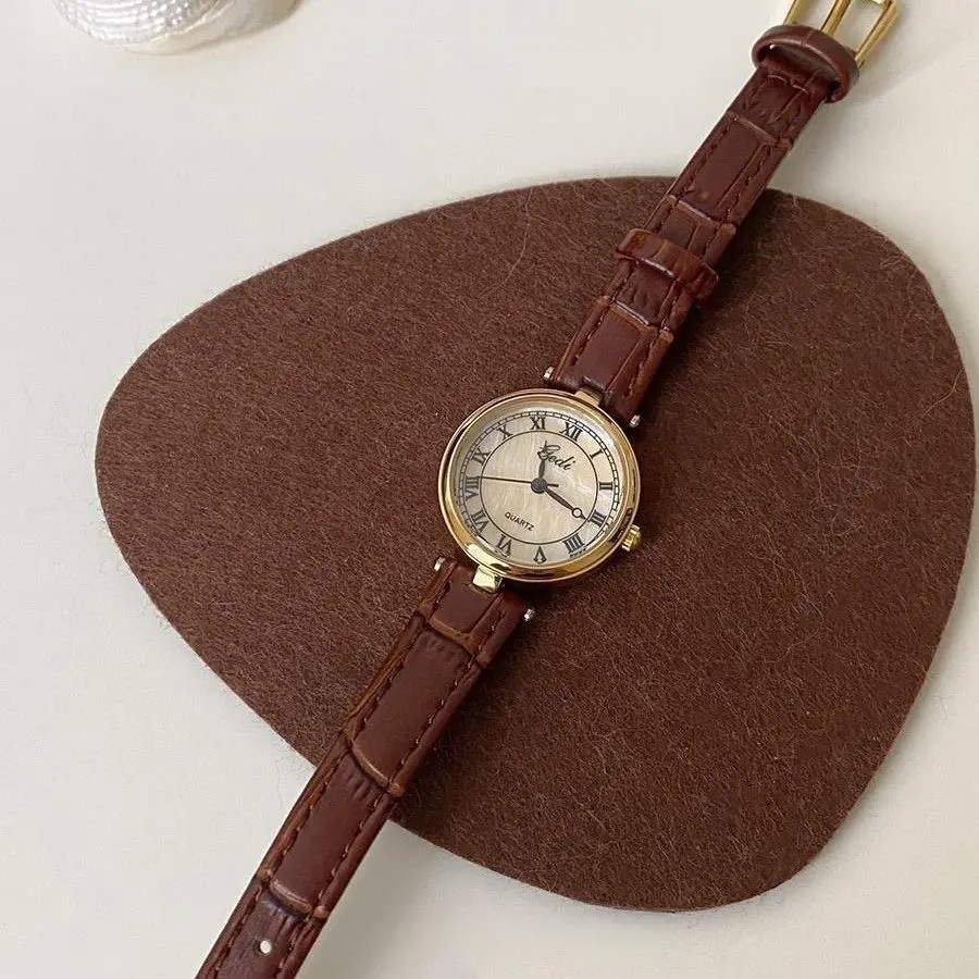 Neue Damenuhr im Vintage-Stil mit Perlmuttzifferblatt, leichter Luxus, exquisit und raffiniert, modische Quarzuhr für Studenten