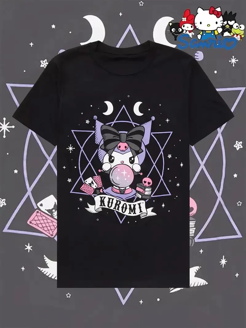 เสื้อยืดผ้าฝ้ายซานริโอ เฮลโล คิตตี้เฮลโล คิตตี้ในชุดกิโมโนพร้อมร่มสีชมพูและลายดอกซากุระพิมพ์ลายสไตล์ญี่ปุ่นที่สวยงาม