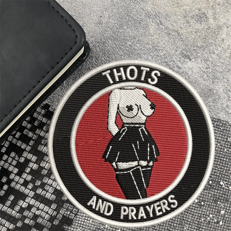 Thots and Prayers Patch جميلة المرأة المطرزة التكتيكية المعنويات القماش شارة شارة في الهواء الطلق على ظهره قبعة الملحقات ملصق
