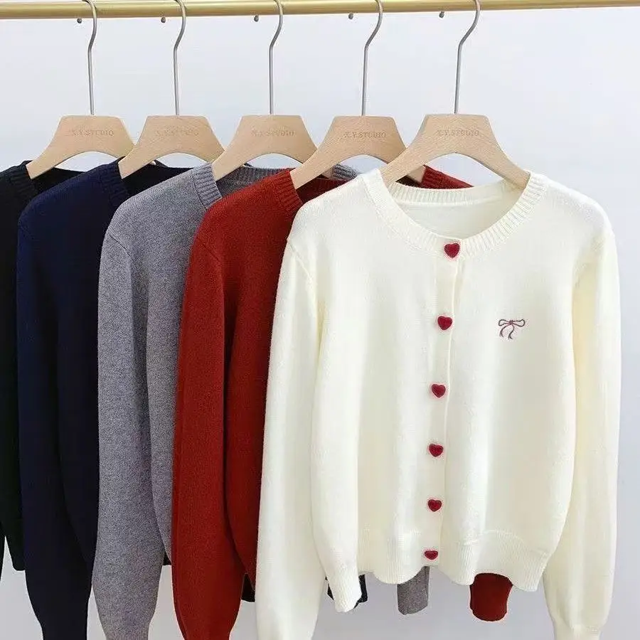 2026 Damen Strickjacke mit Schleifenstickerei, O-Ausschnitt, einreihig, herzförmige Knöpfe, koreanischer Freizeit-Strickpullover, einfarbig – Detail 4