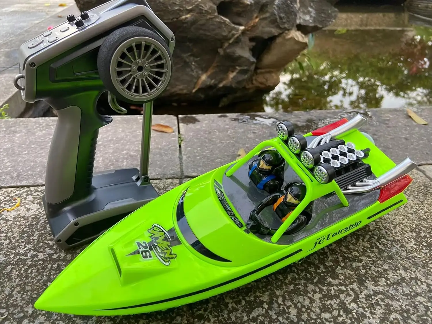 

Remote Control Off-Road Speedboat with Lights, Eddy Current Jet, high-Speed 20km/h