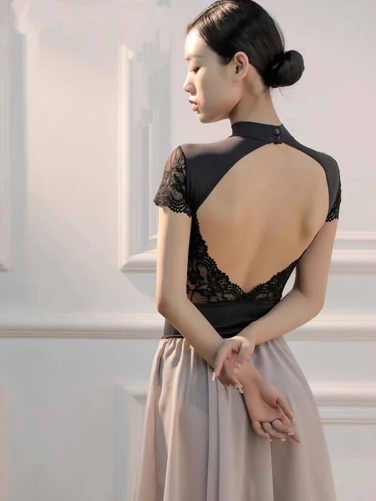 بدلة رقص باليه ضيقة للسيدات البالغات برقبة عالية من الدانتيل المجوف وأكمام قصيرة