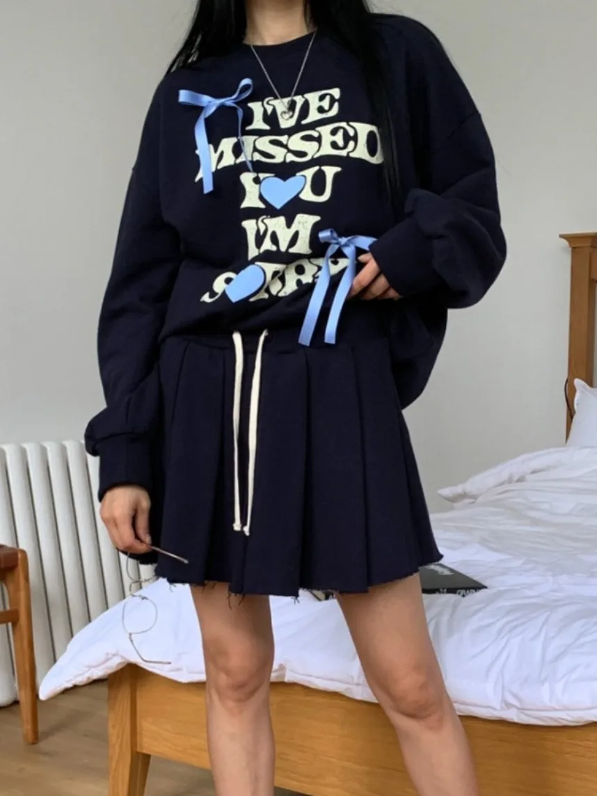 Słodki komplet damski: okrągły dekolt, nadruk z literami, bluza bez rękawów, nowa jesień, spódnica z wysokim stanem i plisami.