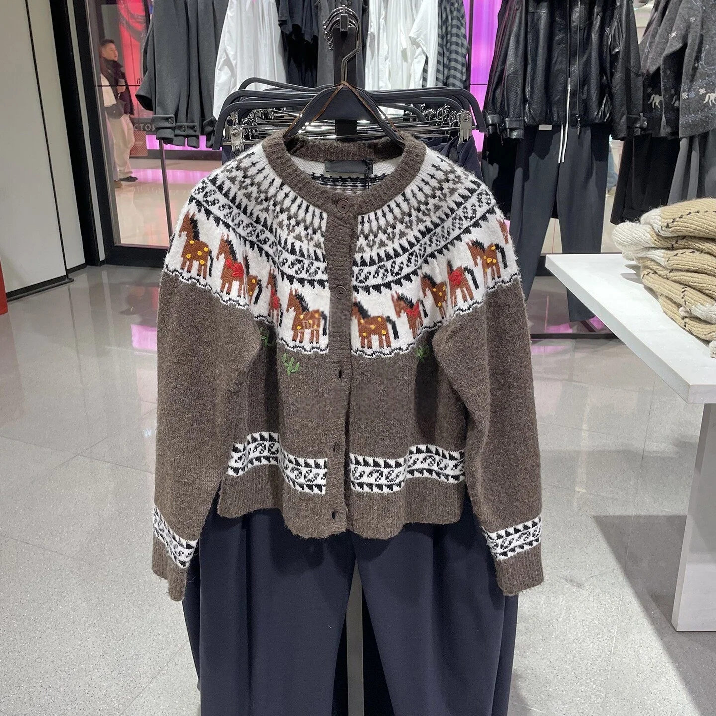 

Новая женская одежда 2026: универсальный вязаный кардиган-жакет с вышивкой пони и жаккардовым узором, придающий нежный и стильный образ