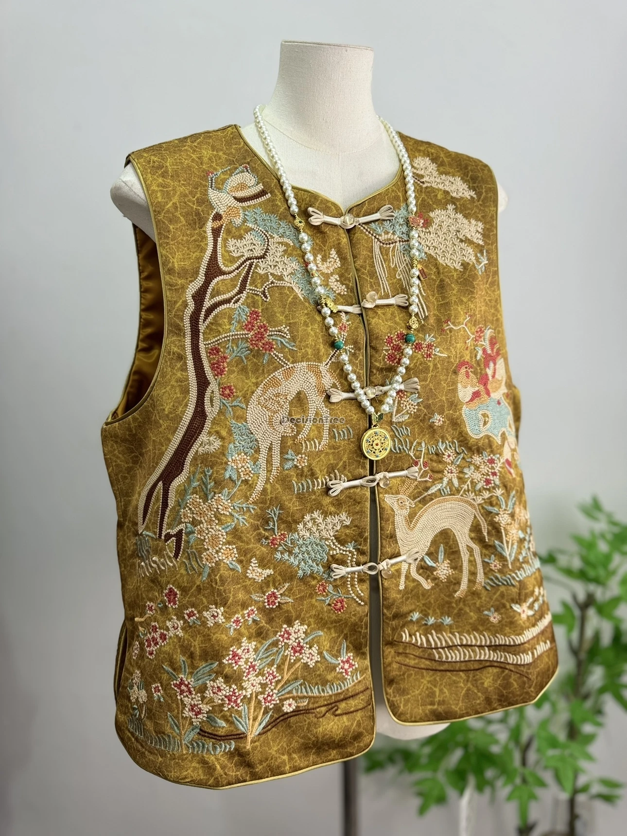 سترة مطرزة على الطراز الوطني الصيني لعام 2025 سترة نسائية للخريف بياقة واقفة بدون أكمام وأزرار شيونغسام سترة بدلة تانغ أنيقة