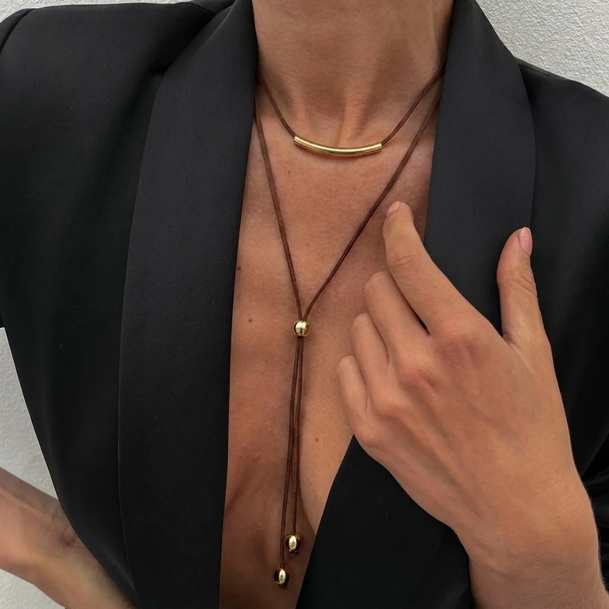Vintage Minimalistische Gebogene Mehrschichtige Halskette für Damen und Herren, Schwarzes Lederband, Y-förmige Goldfarbene Perlen, Quasten-Choker-Schmuck – Detail 22