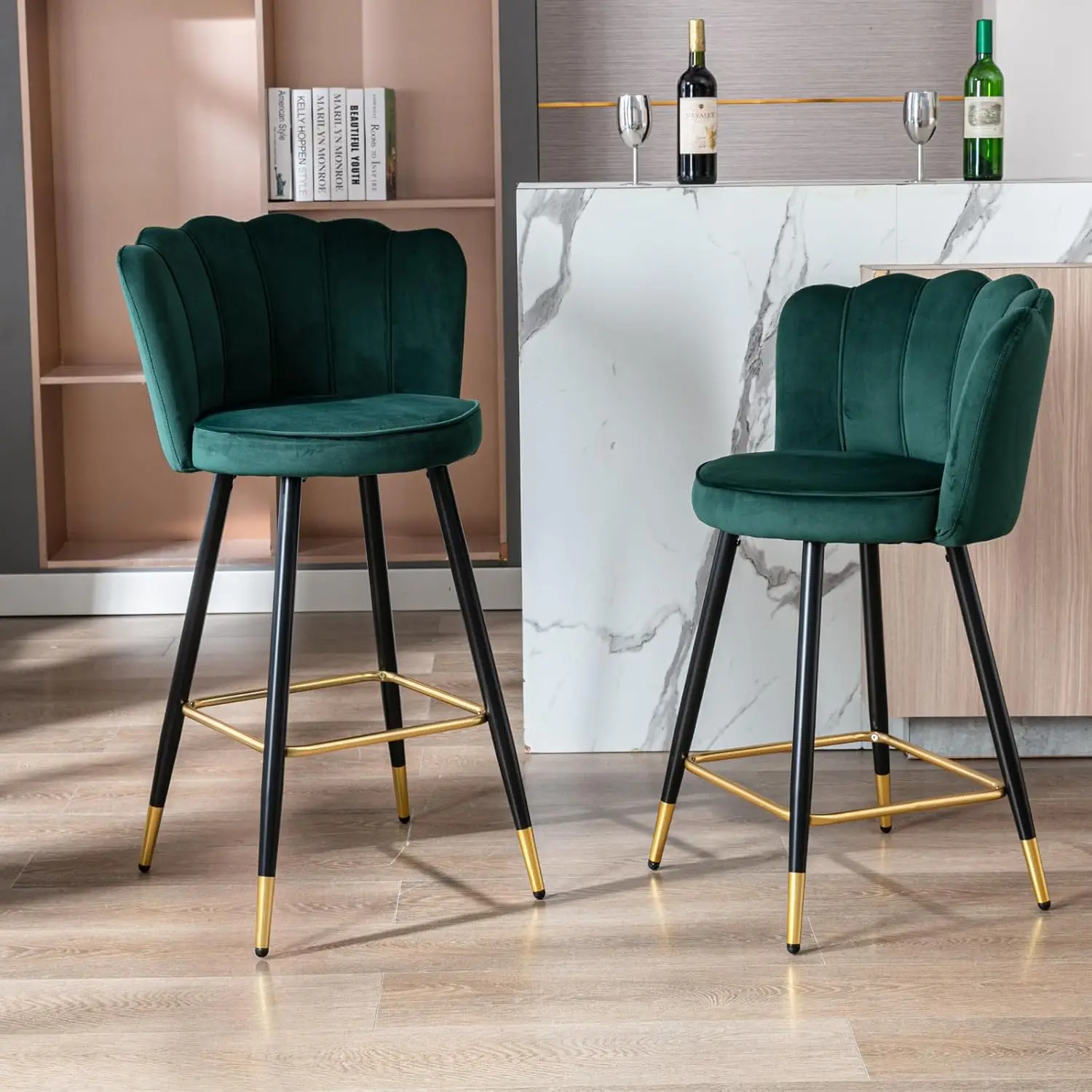 2 sgabelli da bar Chairus in velluto verde con schienale decorato a motivi floreali, gambe in metallo e poggiapiedi, sgabelli alti ed eleganti.